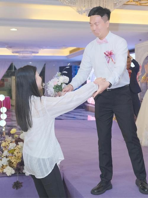 抢手捧花求婚跪错人,抢到手捧花求婚